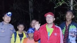 Foto:Istimewa
Korban yang berhasil diselamatkan polisi, perangkat desa dan warga