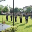 Saat apel penyerahan penghargaan yang dipimpin langsung Kapolres Jombang di lapangan Mapolres, Senin (19/1/2026) 