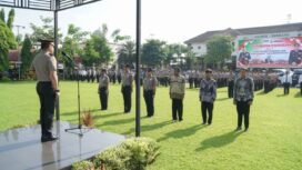 Saat apel penyerahan penghargaan yang dipimpin langsung Kapolres Jombang di lapangan Mapolres, Senin (19/1/2026) 