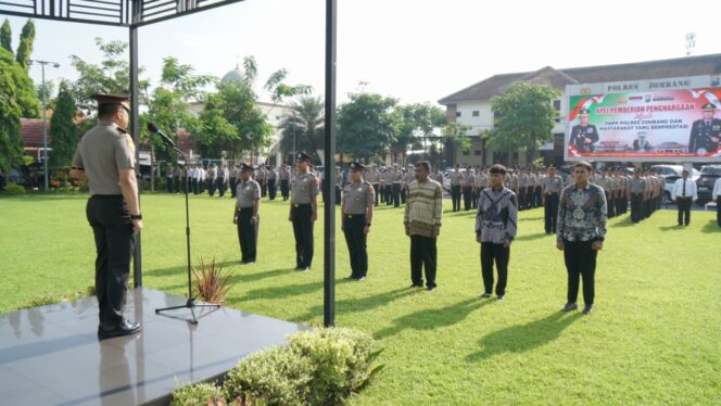 
					Saat apel penyerahan penghargaan yang dipimpin langsung Kapolres Jombang di lapangan Mapolres, Senin (19/1/2026) 