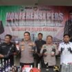 Petugas saat tunjukkan barang bukti ratusan botol miras yang disita