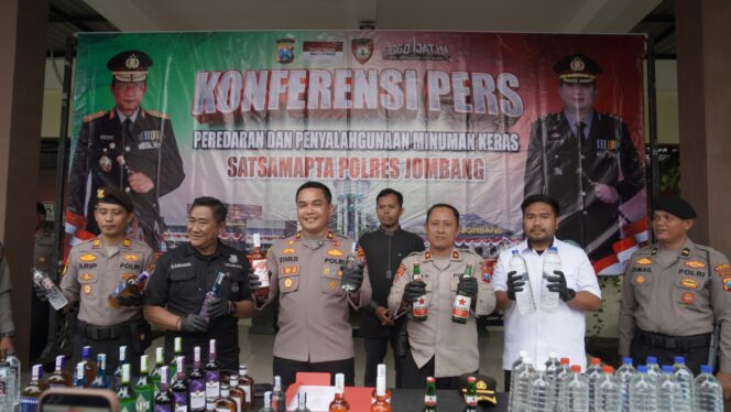 
					Petugas saat tunjukkan barang bukti ratusan botol miras yang disita