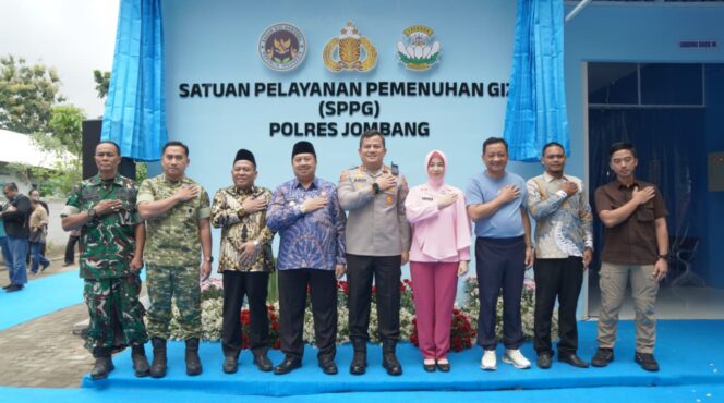 
					Kapolres Jombang bersama jajaran Forkopimda saat resmikan SPPG Yayasan Kemala Bhayangkari Jombang