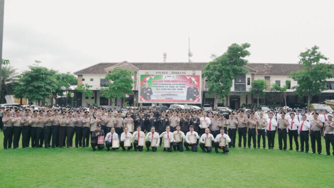 
					Para penerima anugerah dan penghargaan foto bersama Kapolres Jombang