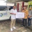 Foto:Istimewa
Ketua Yayasan Taman Kebajikan Gresik Ismul Mubarok (kiri) secara simbolis menerima bantuan mobil ambulan dari Dudung Hardiman, Pemimpin Cabang Bank Rakyat Indonesia Gresik,