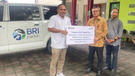 Foto:Istimewa
Ketua Yayasan Taman Kebajikan Gresik Ismul Mubarok (kiri) secara simbolis menerima bantuan mobil ambulan dari Dudung Hardiman, Pemimpin Cabang Bank Rakyat Indonesia Gresik,