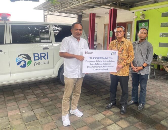 
					Foto:Istimewa
Ketua Yayasan Taman Kebajikan Gresik Ismul Mubarok (kiri) secara simbolis menerima bantuan mobil ambulan dari Dudung Hardiman, Pemimpin Cabang Bank Rakyat Indonesia Gresik,