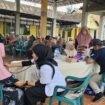 Foto:Istimewa
Warga Desa Bedanten menikmati layanan pengobatan gratis dari KEK JIIPE.