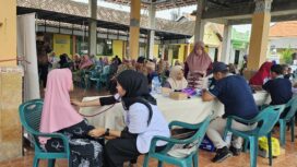 Foto:Istimewa
Warga Desa Bedanten menikmati layanan pengobatan gratis dari KEK JIIPE.