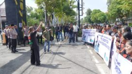 FRMJ saat aksi dukungan Polri tetap dibawah Presiden di depan Mapolres Jombang, Kamis (29/1/2026)