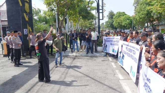 
					FRMJ saat aksi dukungan Polri tetap dibawah Presiden di depan Mapolres Jombang, Kamis (29/1/2026)