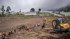 Tim SAR gabungan, Minggu, 25 Januari 2026, melakukan pencarian korban bencana tanah longsor di Desa Pasirlangu, Cisarua, Kabupaten Bandung Barat. Sedikitnya 17 warga ditemukan meninggal akibat bencana tersebut. (Antara/Abdan Syakura)