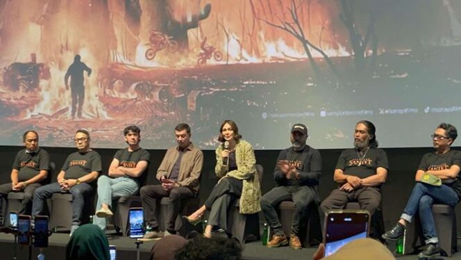 
					Aktris Luna Maya (keempat dari kanan, memegang mic) dalam press conference official trailer ‘Suzanna: Santet Dosa di Atas Dosa, di Epicentrum XXI, Jakarta, Senin 26 Januari 2026 (Foto: RRI/Fathiyah Nur)