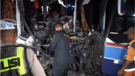 Kondisi PO Mila hancur di bagian depan, akibat menabrak bak belakang sebuah tronon, di jalur tol Maghetan, jawa Timur, Sabtu pagi buta, 31 Januair 2026. Foto: kredoneww.com/ bambang tjuk winarno