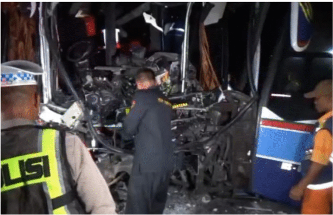 
					Kondisi PO Mila hancur di bagian depan, akibat menabrak bak belakang sebuah tronon, di jalur tol Maghetan, jawa Timur, Sabtu pagi buta, 31 Januair 2026. Foto: kredoneww.com/ bambang tjuk winarno