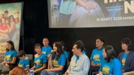 Aktris Nadya Arina (keempat dari kiri, memegang mic) dalam press conference official trailer dan poster film 'Senin Harga Naik' di Metropole XXI, Jakarta, Selasa, 20 Januari 2026 (Foto: RRI/Fathiyah Nur Zalfa)