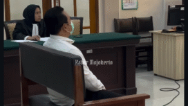 Jaksa Arie Budiarti membacakan surat tuntutan hukuman 1,5 tahun kepada Aipda Maryudi, Selasa 13 Januari 2026. Aipda Maryudi diadili dalam perkara tewasnya dua orang tetangganya (ibu dan anak), akibat rumahnya meledak pada tanggal 13 Januari 2025 silam. Foto: Instagram@kabarmojokewrto