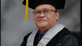 Akhmad Syakhroza (AS) adalah mantan Inspektur Jenderal (Irjen) Kementerian Energi dan Sumber Daya Mineral (ESDM) periode 2017-2023 yang baru-baru ini ditetapkan sebagai tersangka kasus korupsi PLTS di tujuh provinsi, kerugian negara Rp 19,522 miliar. Foto: beritanasional.com