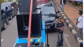 Arak-arakan arusan warga Madura berkumpul di Bangkalan, menyebrangi jembatan Suramadu. Mereka melakukan aksi unjuk rsaa di depan markas Polda Jatim, Rabu 14 Januari 2026. Mereka menuntut penangkapan Lora S, adik kandung Lora UF yang sudah ditahan. Foto: isntagram@wecarebangkalanmadura