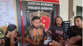 Kasatreskrim Polres Jombang, AKP Dimas Robin Alexander, memberi keterangan kepada wartawan, terkait penanganan hukum, raibnya mesin panen Birmo 110 milik Gaboktan Sumbersari, Megaluh, Rabu 21 Januari 2026. Foto: kredonews.com/ elok apriyanto