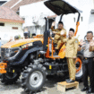 Traktor Roda 4 (Ishoku Istr 504): Diserahkan kepada Gapoktan Mojokrapak, Poktan Dunglempuk, dan Gapoktan Tampingmojo (Kecamatan Tembelang), bantuan pemkab Jombang yang diserahkan, Senin 5 Januari 2026. Foto: Diskominfo Pemkab Jombang