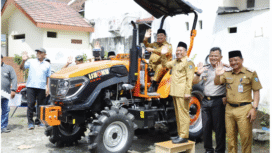 Traktor Roda 4 (Ishoku Istr 504): Diserahkan kepada Gapoktan Mojokrapak, Poktan Dunglempuk, dan Gapoktan Tampingmojo (Kecamatan Tembelang), bantuan pemkab Jombang yang diserahkan, Senin 5 Januari 2026. Foto: Diskominfo Pemkab Jombang