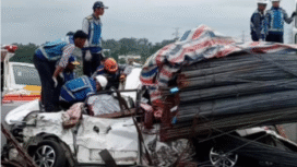 Kecelakaan maut terjadi di Tol Batang di KM 354 A, Desa Karanggeneng, Kecamatan Kandeman, Kabupaten Batang, pada Minggu (4/1/2026) pagi. Insiden sekitar pukul 10.22 WIB ini menewaskan 1 orang dan melukai 5 lainnya akibat tabrakan beruntun tiga kendaraan besar. Foto: Instagram@batang_info