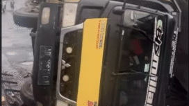 Truk AD 9882 CJ bermuatan snack mengalami kecelakaan tunggal di Jalan Urip Sumoharjo, Sambong, Batang, Jawa Tengah, Sabtu pagi sekitar pukul 05.00 WIB, 24 Januari 2026. Dalam kecelakaan ini tidak ada korban jiwa. Foto: Instagram@batanghelp