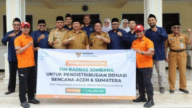 Bupati Jombang H Warsubi memebrangkatkan tim BAZNAS membawa donasi Rp 1,1 miliar, untuk disalurkan ke lokasi bencana di Sumbar, Sumut dan Aceh. Pmberangkatan, dari pemkab Jombang, Selasa 6 Januari 2026. Foto: dikominfo pemkab jombang
