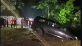 Intensitas hujam santa lebat, menyebabak tembok GOR Kaliwates Jember toboh 22 meter, menyebab sebuah mobil Innova terprosok masuk ke sungani, Rabi 21 Januari 2026. Foto: Instagram@bpbd_ka.jember