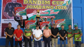 Para pememang kejuaraan Tenis Lapangan dandim Cup 1 2026 Jombang, bergambar bersama Bupati dan dandim Jombang, Minggu 11 Januari 2026. Foto: kredonews.com,/elok apriyanto