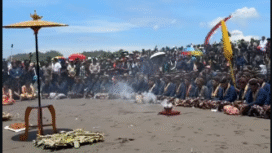 jajaran keraton Jogjakarta, melakukan acara labuh sesasji di Pantai Parangkusumo, Minggu, 19 Januari 2026, sebagai rangkaian peringatatan 38 tahun Hamengku Buwono X naik tahta. Foto: Instagram@direktoriwisatajogya