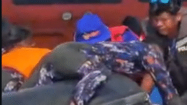 Kepala Kantor SAR Maumere Fathur Rahman sebagai SMC mengonfirmasi penemuan setelah proses DVI bersama Polres Manggarai Barat dan keluarga, memastikan identitas korban berusia 44 tahun. Jenazah tiba di RSUD sekitar pukul 10.00 WITA untuk pemeriksaan lebih lanjut. Foto: Instagram@bbcindonesia