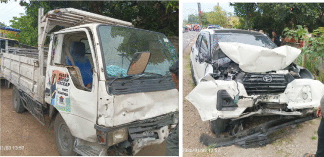 
					Dua-duanya ringsek, kecelakaan adu banteng di desa Jalan Raya Desa Gajah, Kecamatan Ngoro, Kabupaten Jombang Jawa Timur, pada Sabtu 3 Januari 2026. Dalam insiden ini, seorang warga Diwek, meninggal dunia. Foto: kredoneww.com/ kolase/ elok apriyanto