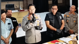Kapolres AKBP Raden Erik Bangun Prakasa melakukan konferensi pers, penangkapan keempat pelaku beserta barang bukti emas senilai Rp1 miliar, Kamis 15 Januari 2026. Foto: instagram@magetanviral