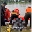 Tim PMi dan petugas BPBD Mojokerto melakukan evakuasai, sesaok jasaf perempuan warga Ploso Jombang, bernama Endri Lukitawati, 34, ditemukan mengapung di sungai Brantas, Minggu, 4 Januari 2026. Foto: Instagram@sedangmengetk