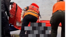 Tim PMi dan petugas BPBD Mojokerto melakukan evakuasai, sesaok jasaf perempuan warga Ploso Jombang, bernama Endri Lukitawati, 34, ditemukan mengapung di sungai Brantas, Minggu, 4 Januari 2026. Foto: Instagram@sedangmengetk