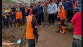 Wapres Gibran meninjau lokasi longsor di Cisarua, Bandung Barat. Sementara Tim SAR Gabungan telah menemukan 25 jenazah, 11 di antaranya telah teindentifikasi, dan 65 korban masih dalam pencarian. Foto: Instagram@dyth47626
