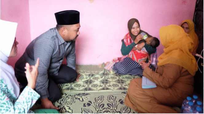 
					Bupapti Fandi Akhmad Yani,saat bersilaturhami dengan warganya. Foto: ist