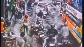 Rekaman CCTV menunjukkan, PO Bus Harapan Jaya itu tak bisa mengendalikan lalu menrobos kendaraan yang di ada dipannya. Bus baru berhentik setelah menabrak tiang listrik di perempatan, jalan. Insiden kecelakaan ini terjadsi, sekitar pukul 16.17 WIB, Jumat, 23 Januari 2026. Instagram@jawatimurpopuler