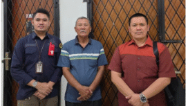 Hariyono,69, (Tengah) diapit dua petugas kejasaan. Ia lima tahun buron setelah vonis kasus krouspi KONI Jombang. Ia ditangkap di Karawang, Jawa Barat, dan segera diekskui menjalani hukuman di Jombang. Foto: Kejaksan.ri