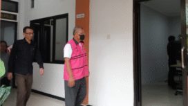 Tim Tabur (Tangkap Buron) Kejaksaan berhasil menangkap Hariyono, 69, setelah buron selama 4 tahun. Ia harus kembali ke Jombang untuk menjalani hukumannya, dalam kasus korupsi dana hibah PSSI. Foto: kredonews.com/ elok apriyanto