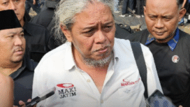 Heru Satriyo, Ketua LSM Masyarakat Anti Korupsi Indonesia (MAKI) Koordinator Wilayah Jawa Timur, mengiritika sikap wakil walikota Surabaya, Dr Armuji yang menaympaikan permintaan maaf saat melakukan perdamaian dengan Ketua Madasa Seadara, M Taufik, Selasa 6 Januari 2026 di kampus Unitomo. Foto: Instagram@jpnn