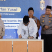 Menteri Haji dan Umroh RI, Dr. KH. Mochamad Irfan Yusuf (Gus Irfan) Jombag didampingi Bupati Warsubi meresmikan TK-SD Aqobah Islamic Montessori (AIM) dan Aqobah Institute of Business and Islamic Studies (AIBIS), di Jalan Bakalan, Dusun Ngasem, Desa Jombok, Kecamatan Ngoro, pada Sabtu (24/1/2026) pagi. Foto: jombangkab.go.id