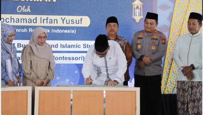 
					Menteri Haji dan Umroh RI, Dr. KH. Mochamad Irfan Yusuf (Gus Irfan) Jombag didampingi Bupati Warsubi meresmikan TK-SD Aqobah Islamic Montessori (AIM) dan Aqobah Institute of Business and Islamic Studies (AIBIS), di Jalan Bakalan, Dusun Ngasem, Desa Jombok, Kecamatan Ngoro, pada Sabtu (24/1/2026) pagi. Foto: jombangkab.go.id