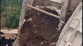 Warga Desa Paseban pertama kali melihat kerusakan parah pada 12 Januari 2026, memicu tinjauan DPRD Jatim dan Dinas PU SDA pada 19 Januari 2026. Uji laboratorium kemudian mengonfirmasi masalah struktur beton, saat proyek masih dalam tanggung jawab kontraktor PT Rajendra Pratama Jaya, dengan nilai kontrak Rp 15 miliar dari penprov Jatim. Foto: Instagram@tugumalang