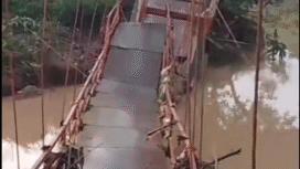 Hujan dengan intensitas tinggi yang mengguyur wilayah Kabupaten Probolinggo sejak sore hingga malam hari, Sabtu (17/1/2026). Salah satu dampak banjir terjadi di Desa Banjarsari, Kecamatan Sumberasih. Jembatan gantung penghubung Dusun Beji RT 10 RW 02 dengan Dusun Banjar Utara RT 13 RW 04 terdampak luapan air sungai. Foto: Instagram@bolinggodotco