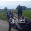 Sebuah Innova terbalik di ring road Mojoagung, Sabtu pagi, 31 Januari 2026. Dalam kecelakaan tunggan ini sopir mengaku mengantukl, sehingga kehilangan kendali. Foto: Instagram@jombang_informasi