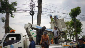 Pemkab Jombang menggalakkan penertiban pemasangan kabel wfifi yang tidak standar. Ke depan juga akan diberlakukan moratorium izin, serta memberlakukan aturan tiang bersama. Foto: kredonews.com/ elok apriyanto