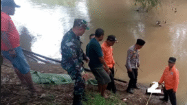 Petugas telah melakukan evakuasi temuan sesosok jasaf pria di kali Pancir, Dusun Grobogan, Desa Grobogan, Kecamatan Mojowarno, Kabupaten Jombang, Jawa Timur, Rabu pagi (21/1/2026). Foto: ist